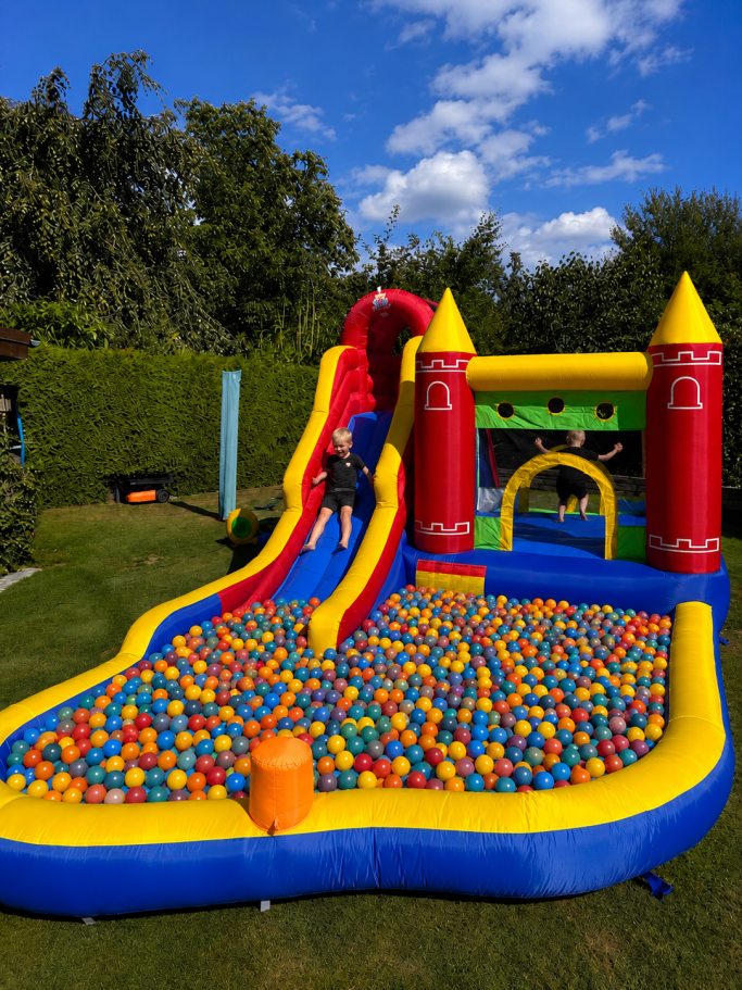 Klassische Hüpfburg - Spielspaß ohne Ende - mit XXL Bällebad
- mit Wasserfunktion für heiße Sommertage